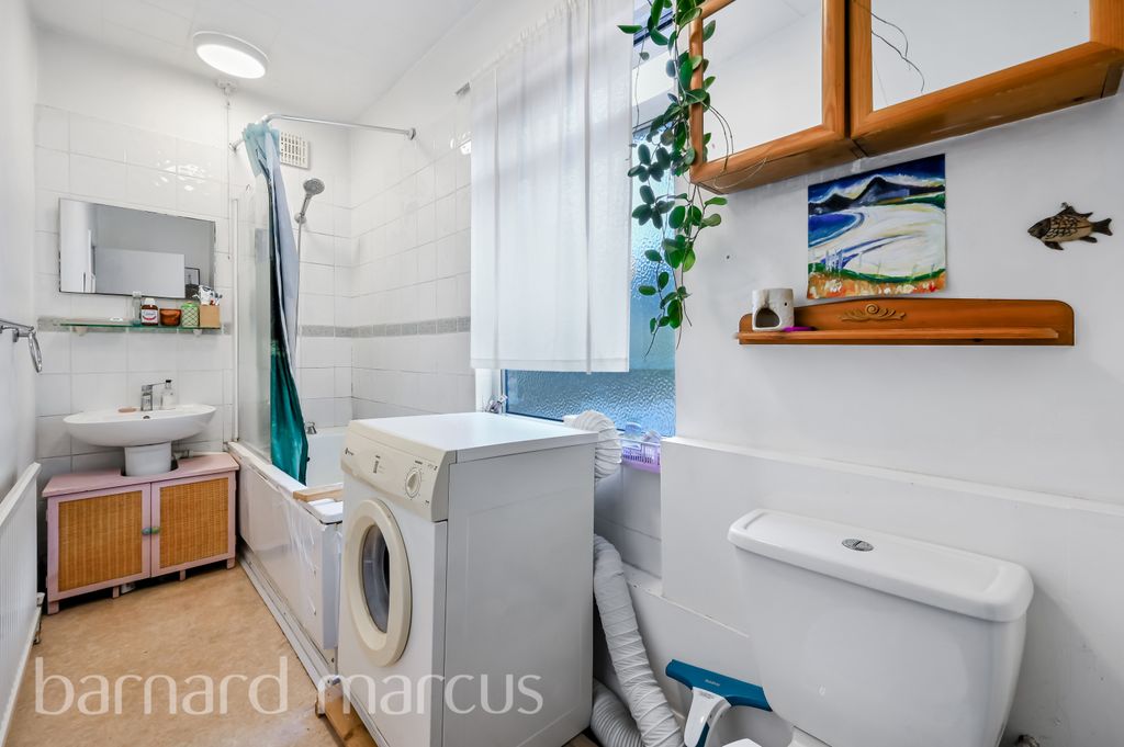 Property photo 3 of 8 Bedroom 1