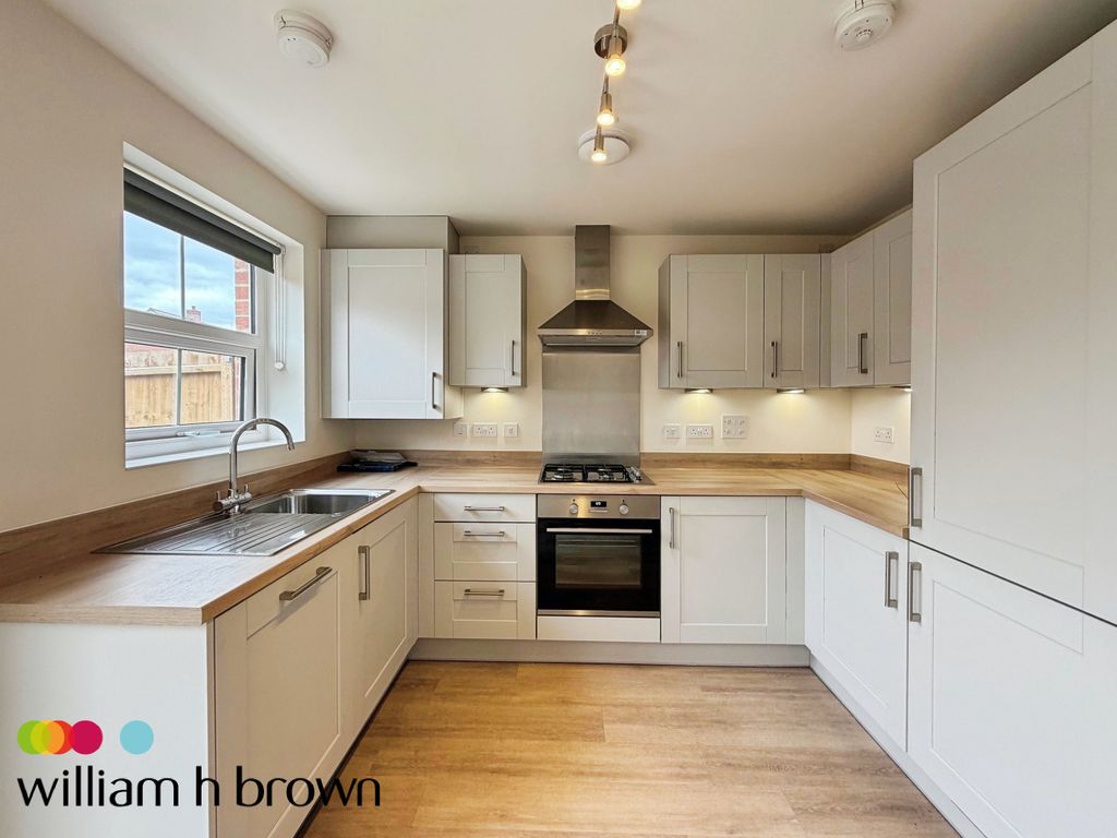 Property photo 2 of 11 Kitchen