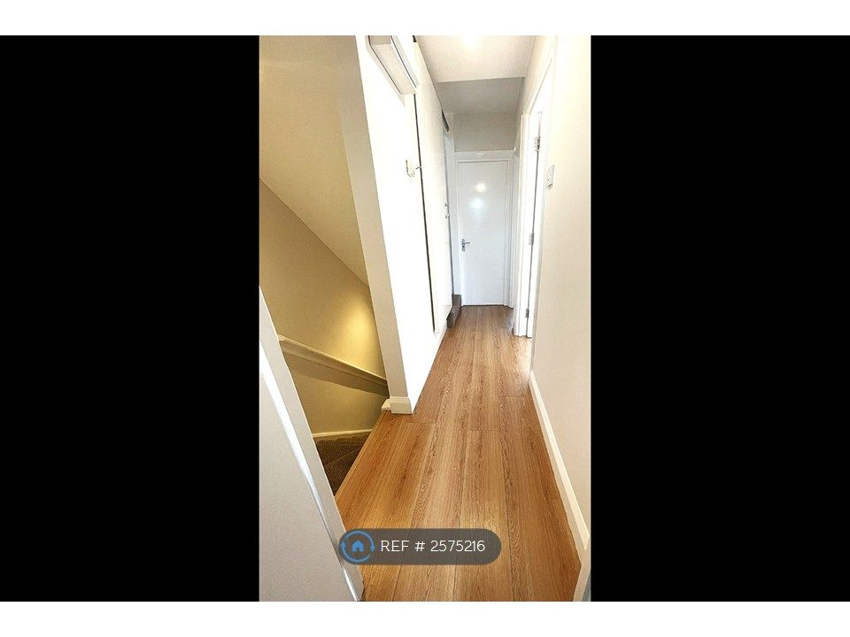 Property photo 3 of 8 Hallway