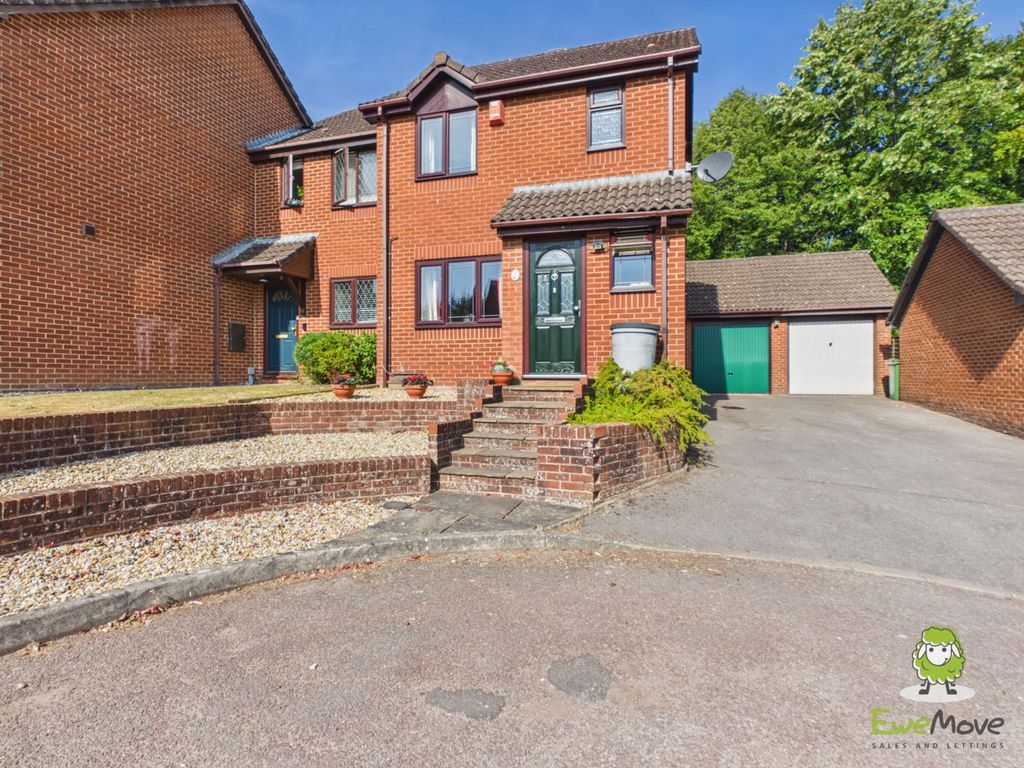 Property photo 1 of 25 Ewemove Estate Agents Basingstoke - 11 Windsor Gar