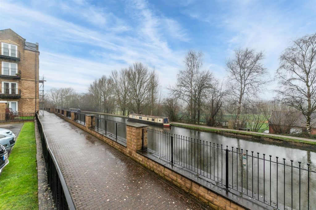 Property photo 2 of 19 Canal Outlook