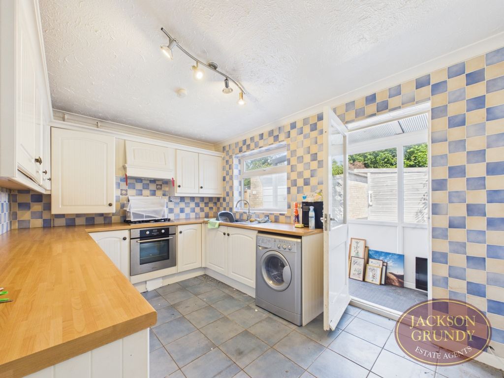 Property photo 2 of 11 Lowick Court