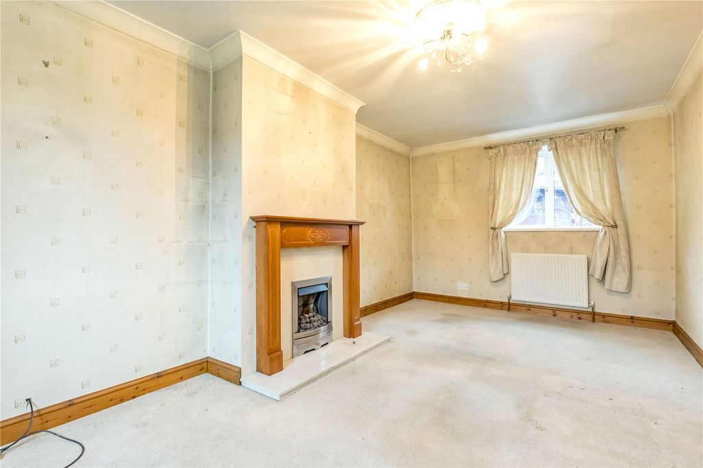 Property photo 3 of 16 Lounge