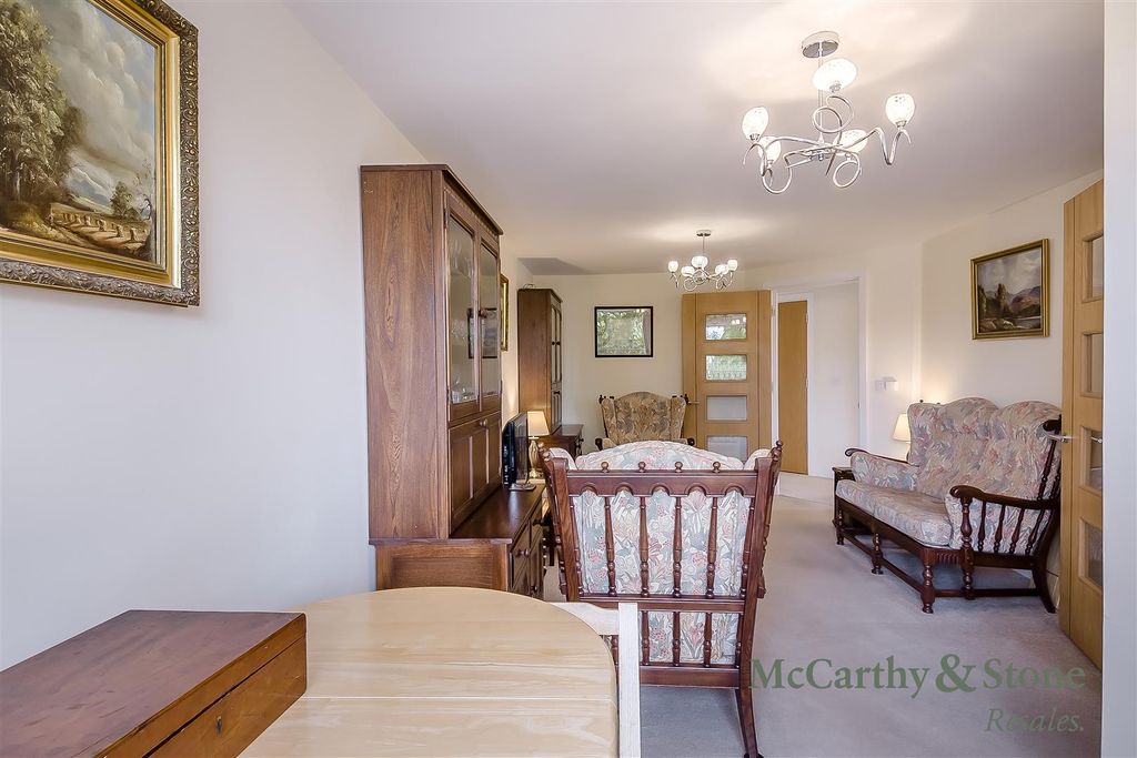 Property photo 3 of 22 8701177-Interior20.Jpg