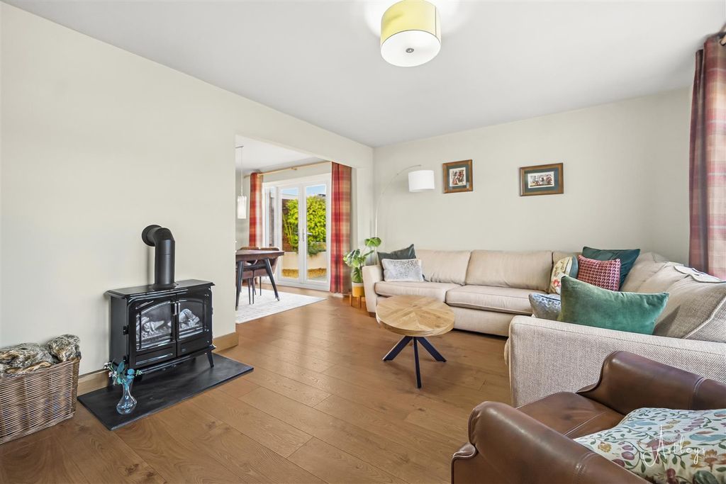 Property photo 2 of 22 Lounge