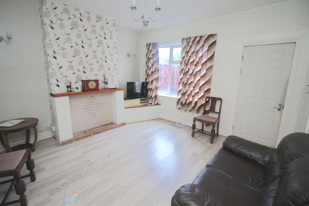 Property photo 2 of 8 Lounge