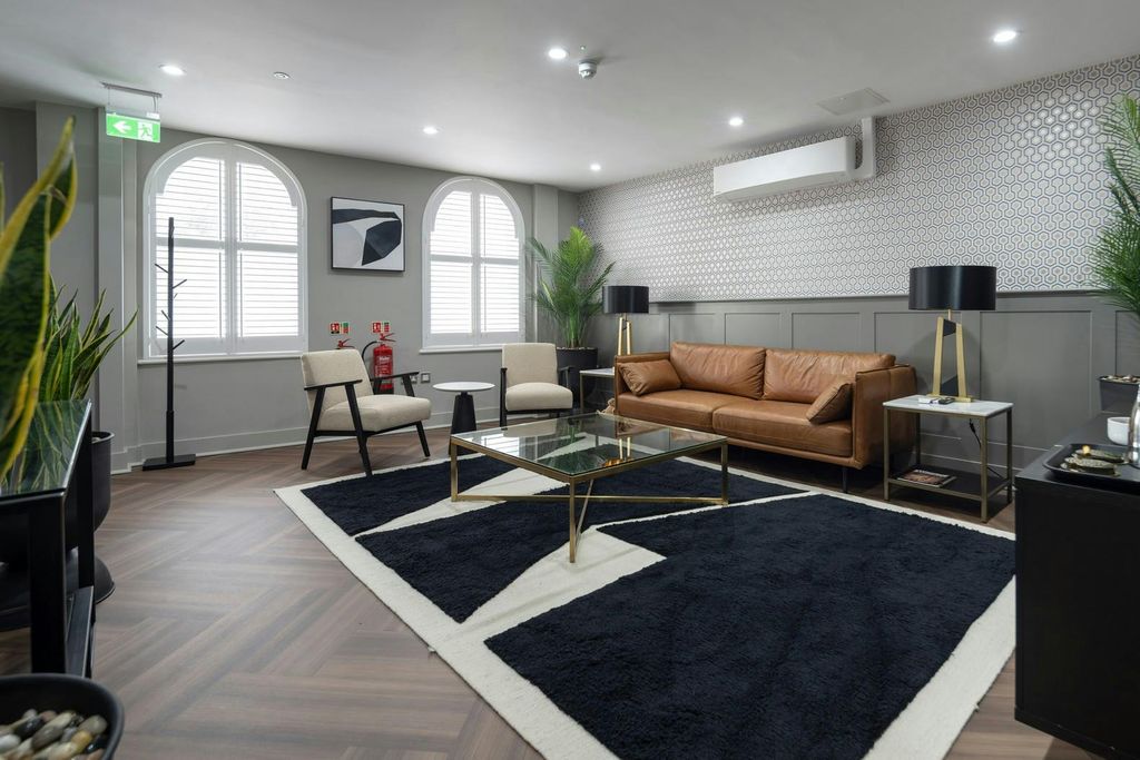 Property photo 2 of 11 Club Lounge