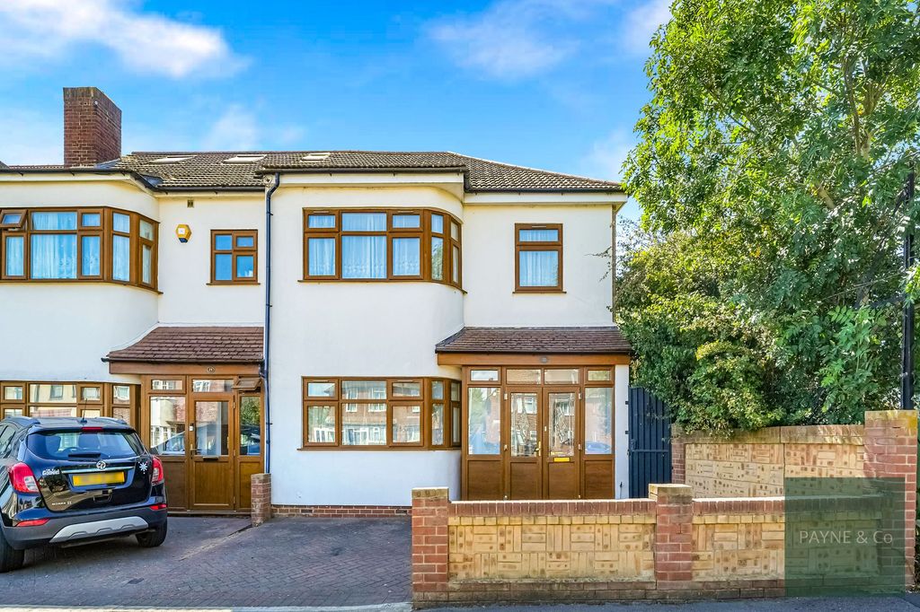 3 bed end terrace house for saleOaks Lane, Ilford IG2