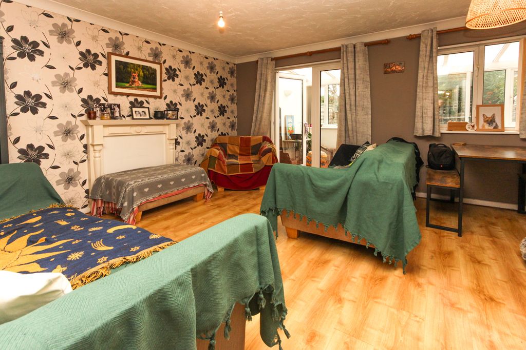 Property photo 2 of 8 Lounge