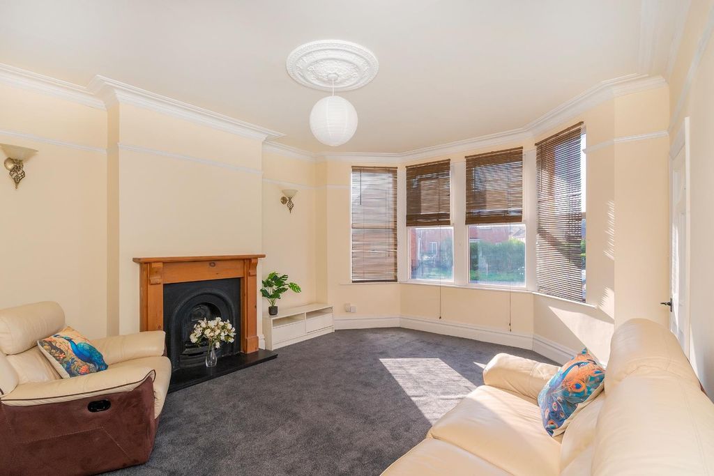 Property photo 1 of 23 2S7J0Lbr - Living Room B.Jpg