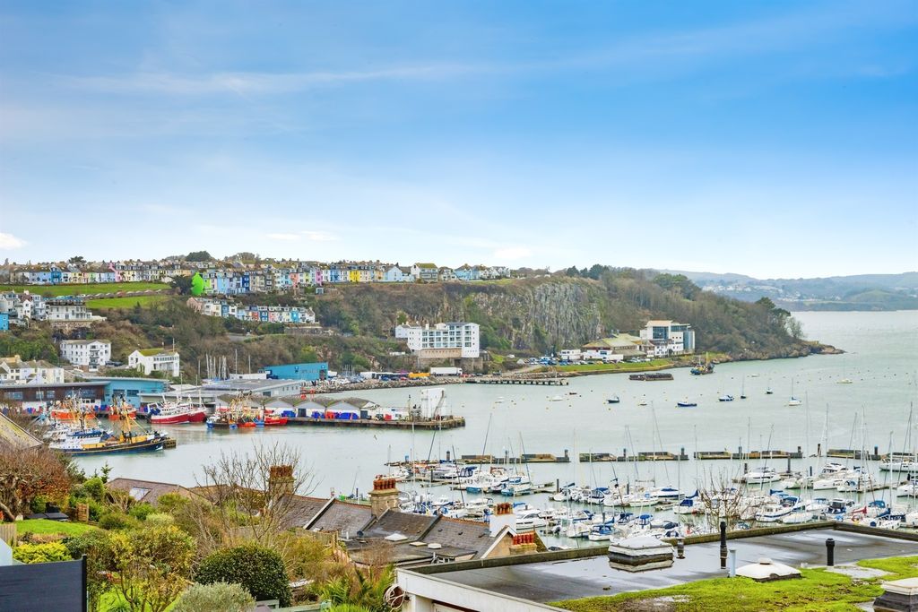 Property photo 1 of 27