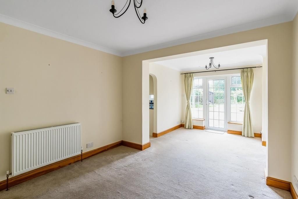 Property photo 3 of 14 24-Oakdene-Close-9.Jpg