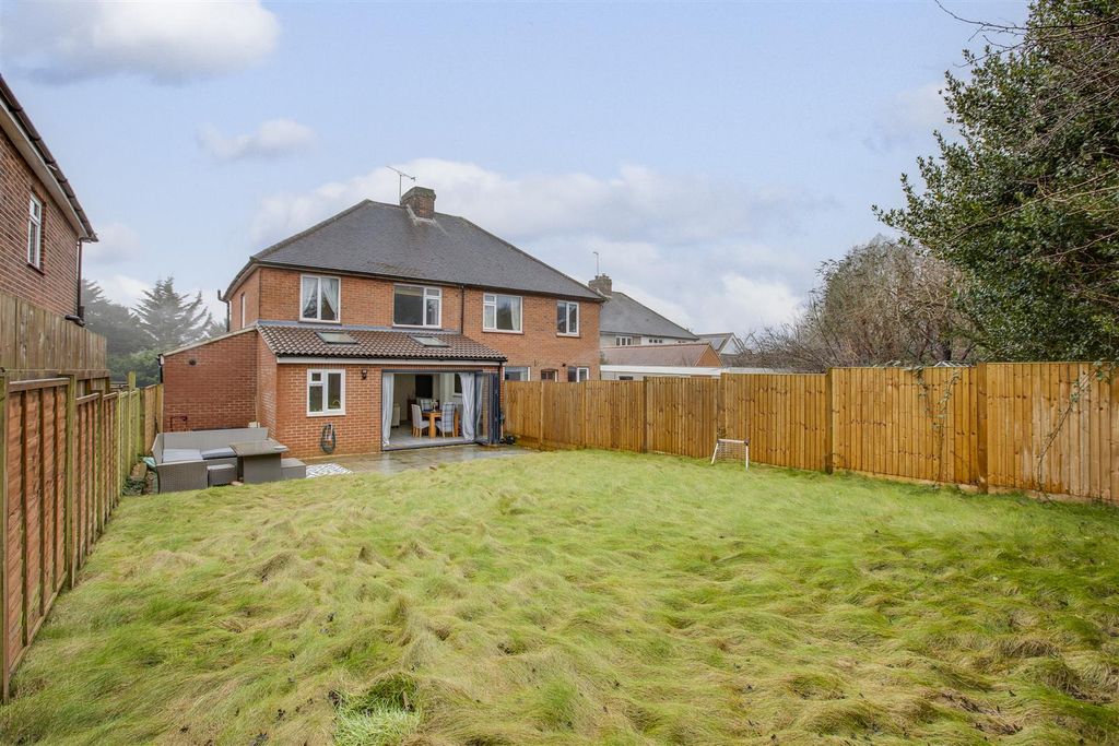 Property photo 3 of 19 6 The Crescent, Hp13 6Jy New-4.Jpg