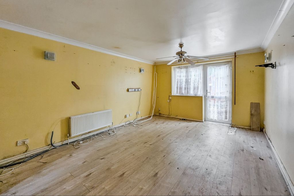 Property photo 2 of 14 8 Pool Court, Catford, London,  Se6 3Jq