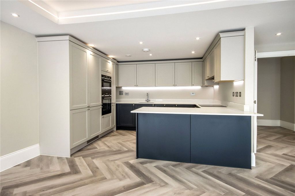 Property photo 3 of 10 Kitchen