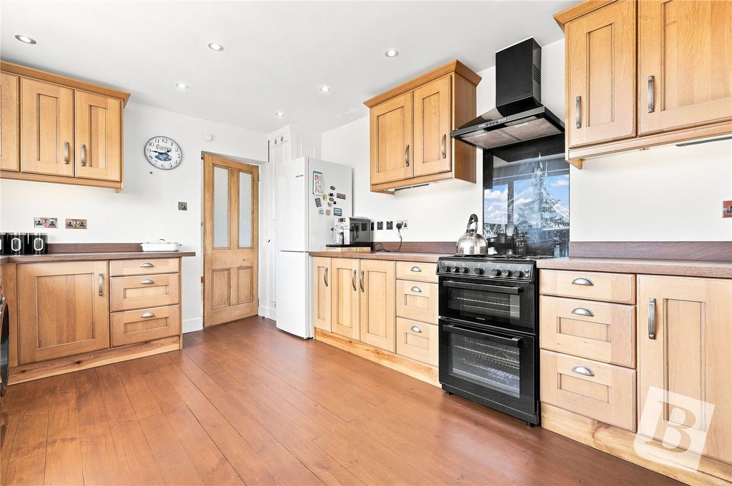 Property photo 3 of 33 Kitchen