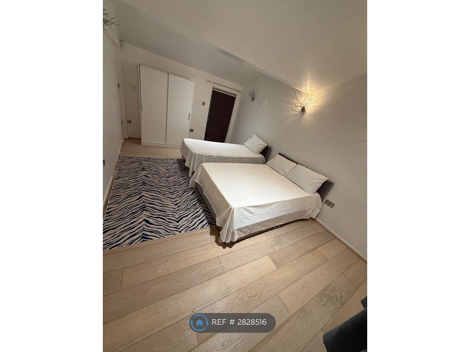 Property photo 2 of 9 Large Queen Bed Room