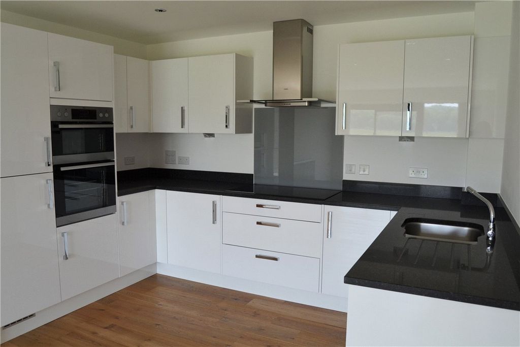 Property photo 3 of 10 Kitchen