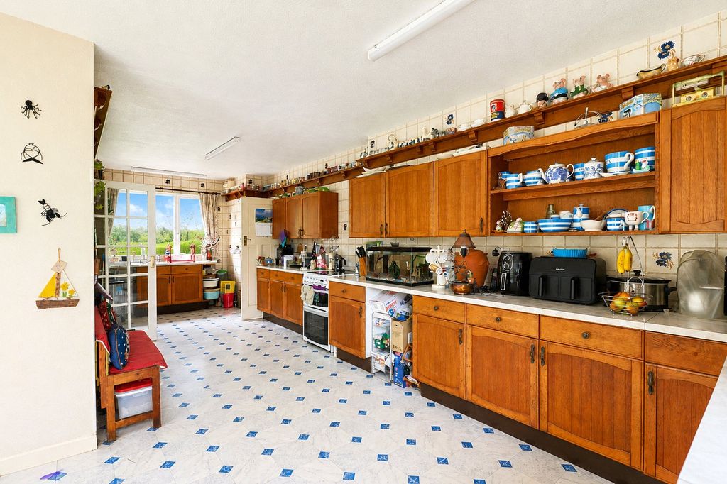Property photo 3 of 16 3 - Picture No. 30