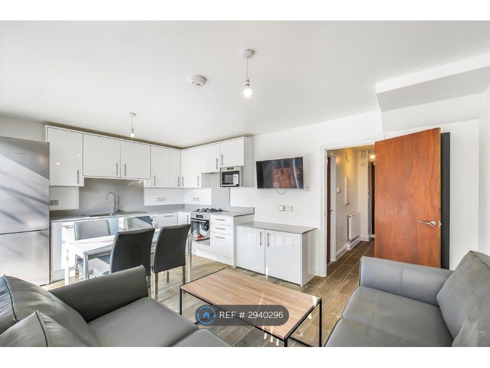 Property photo 1 of 11 Kitchen Lounge
