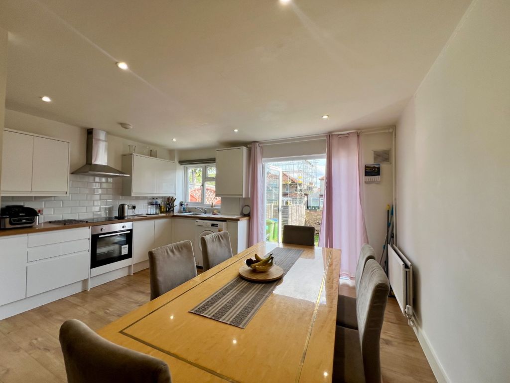 Property photo 2 of 14 4552035