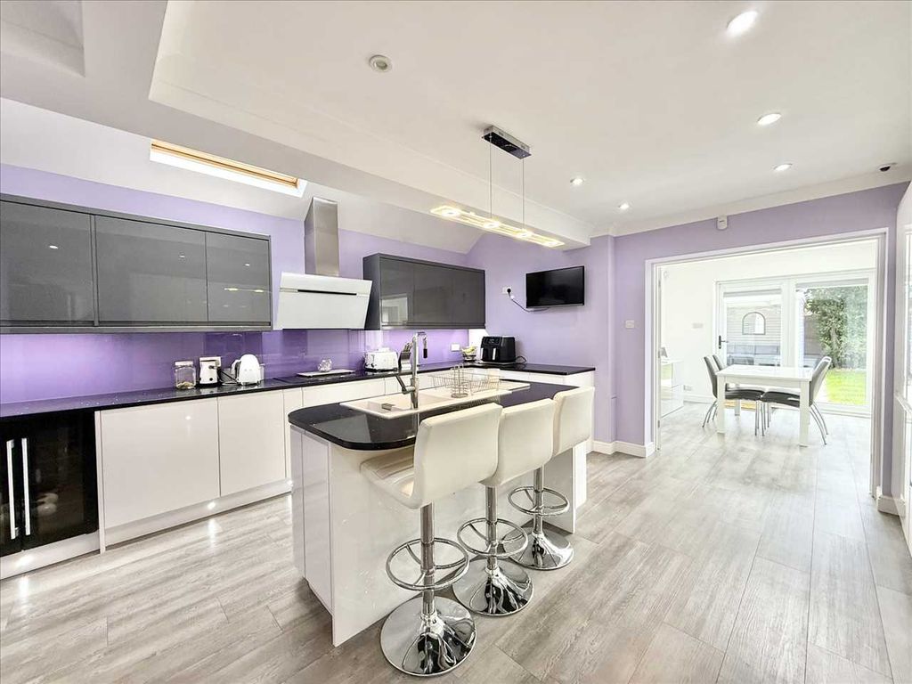 Property photo 3 of 29 Breakfast Kitchen