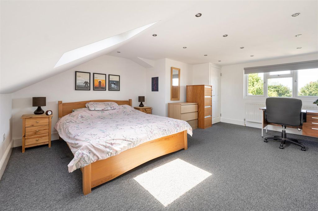 Property photo 3 of 23 Cottenham Road, E17