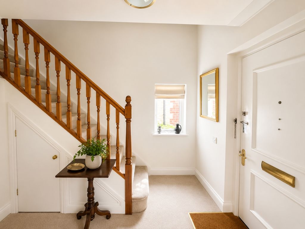 Property photo 2 of 21 Hallway