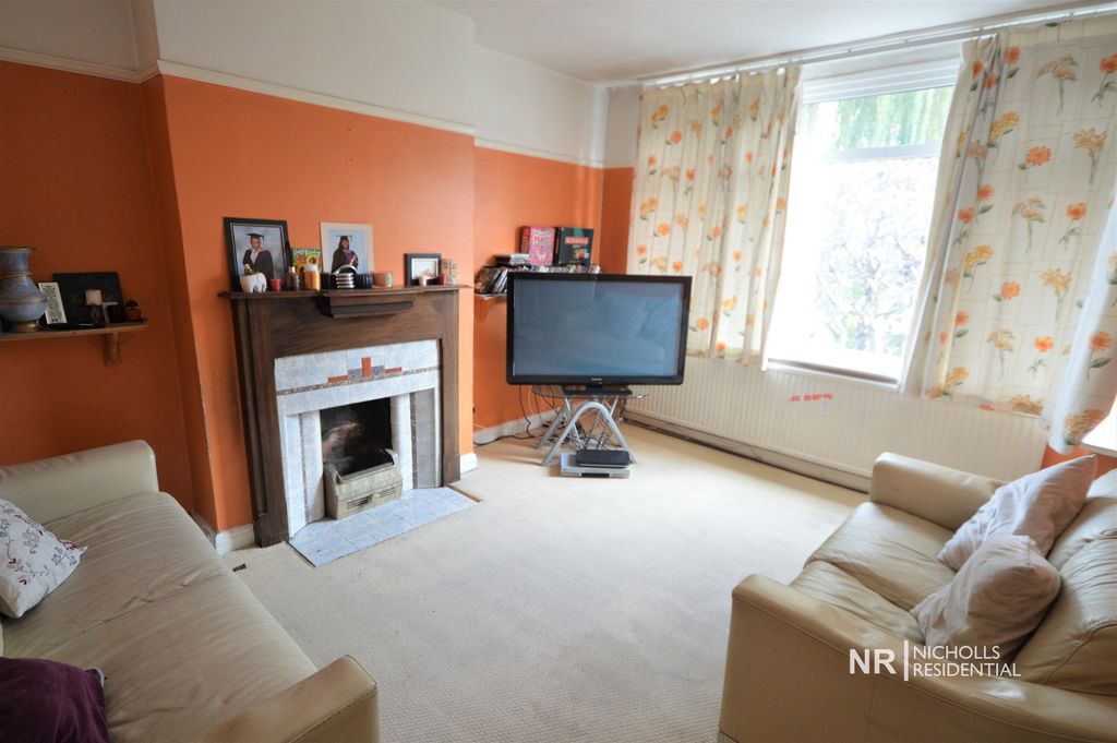 Property photo 2 of 11 Lounge