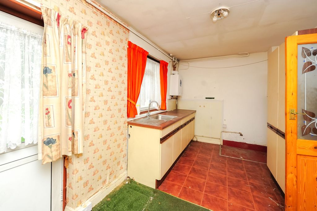 Property photo 3 of 9 Kitchen