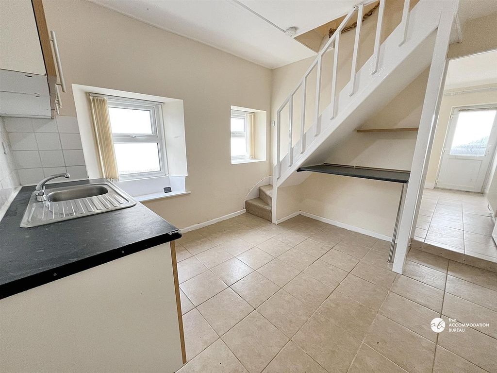 Property photo 3 of 10 Kitchen