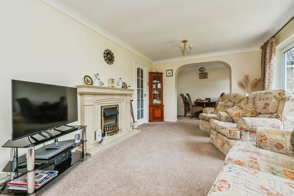 Property photo 3 of 20 Lounge