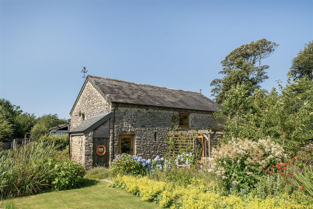 Property photo 3 of 43 Holiday Barn External