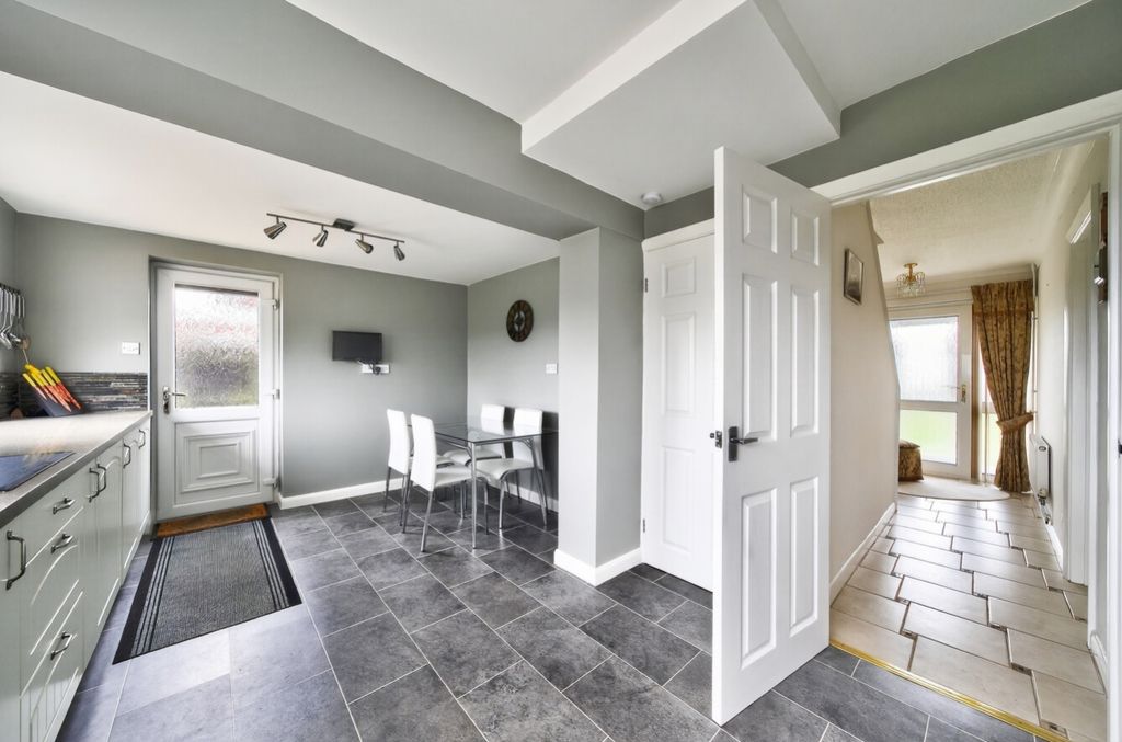 Property photo 3 of 28 1437064-15-69c6A113815Cb