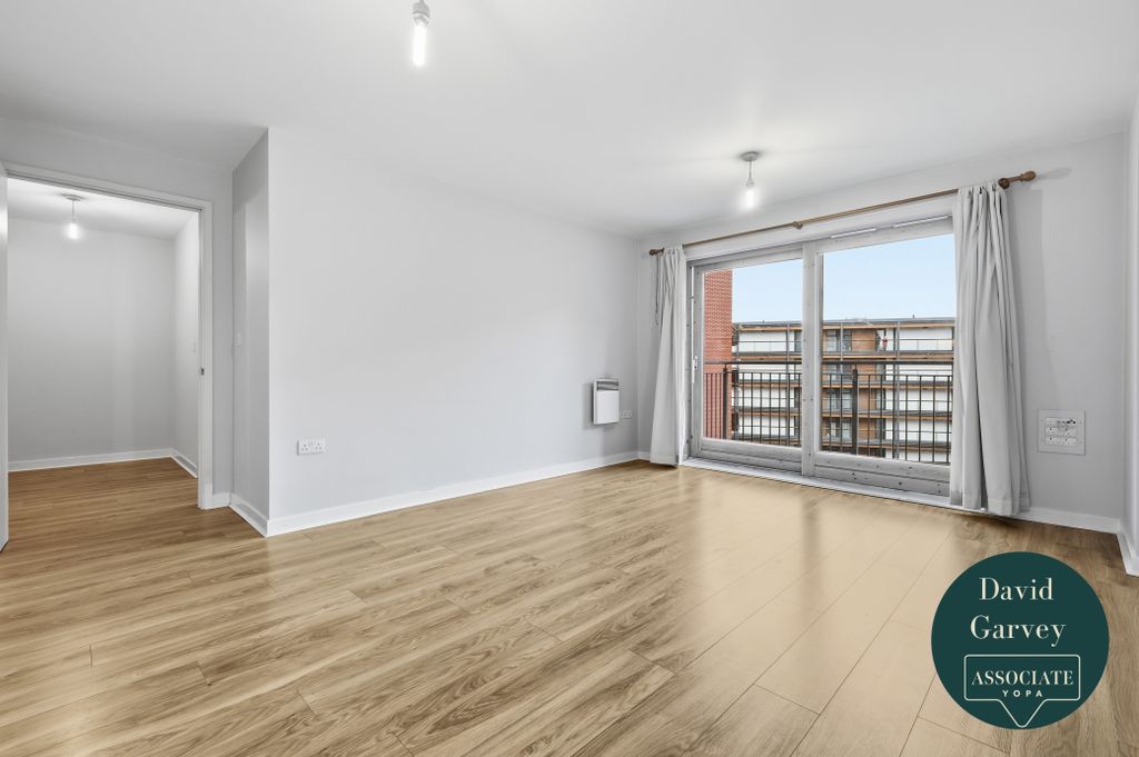 Property photo 1 of 11 Lounge