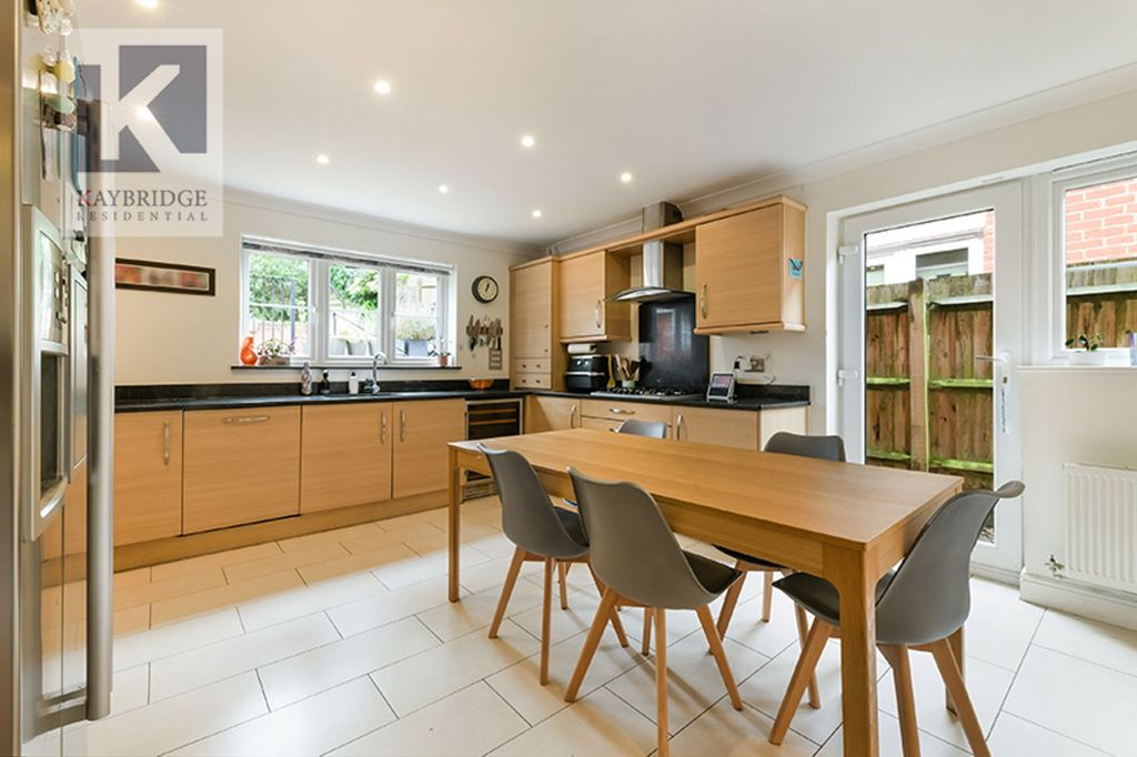Property photo 2 of 17 Bankside, Epsom - Kt17 3Ar