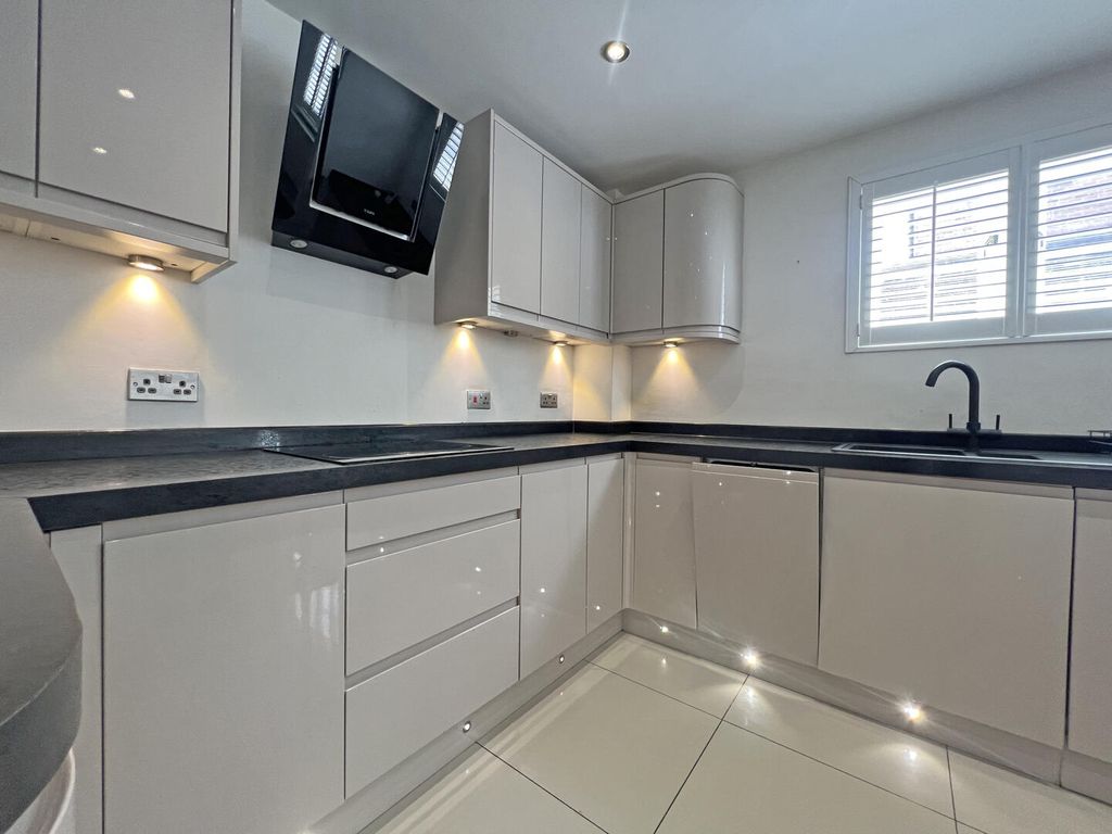 Property photo 3 of 12 Kitchen