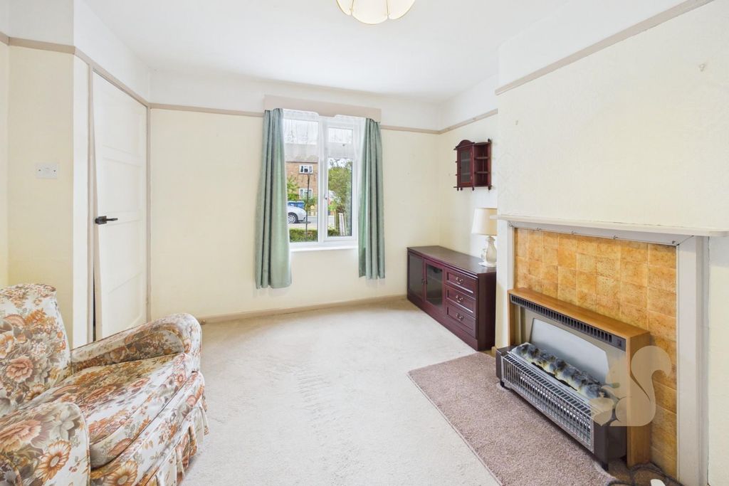 Property photo 2 of 18 Sitting Room