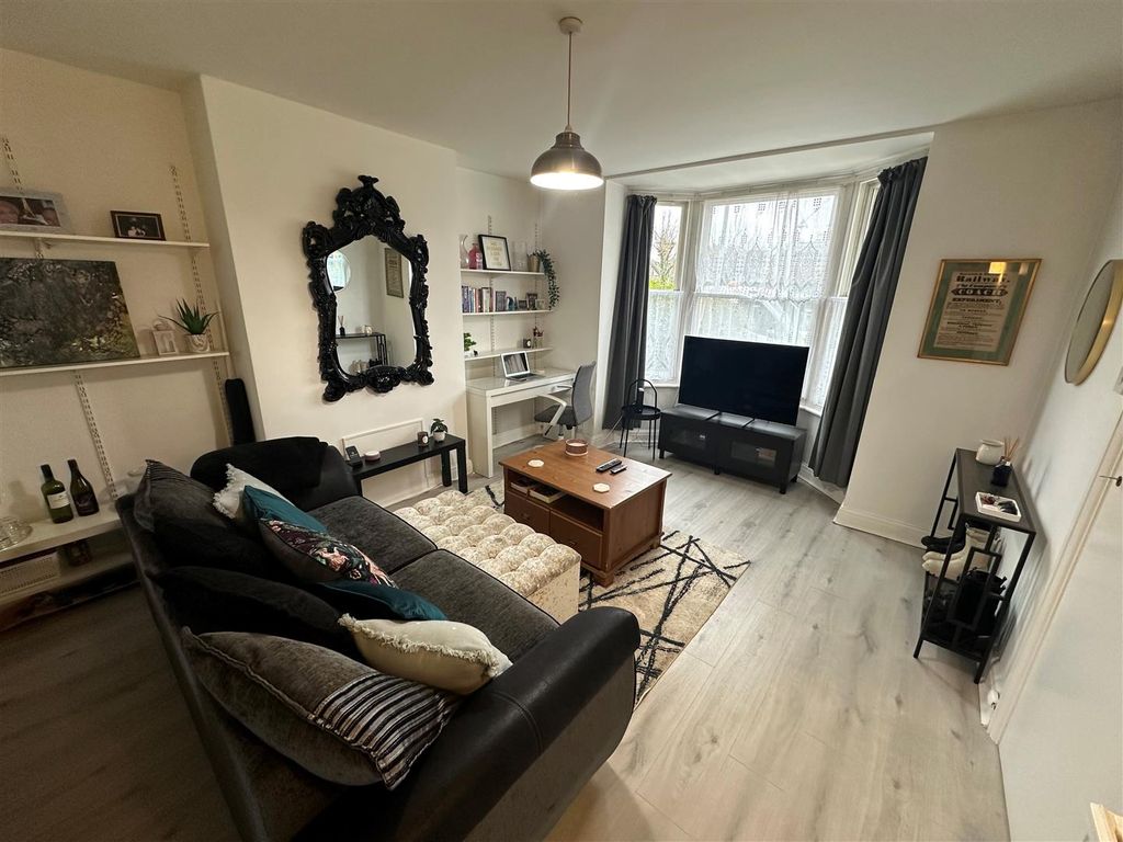 Property photo 2 of 8 Coopers Estate Agents