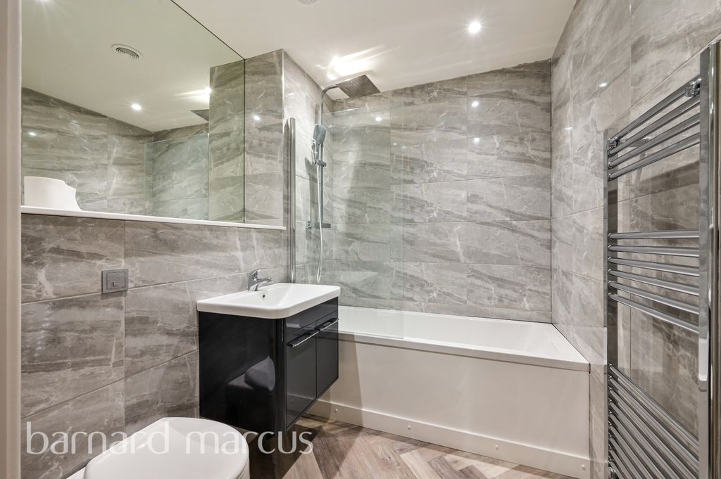 Property photo 3 of 10 Bathroom