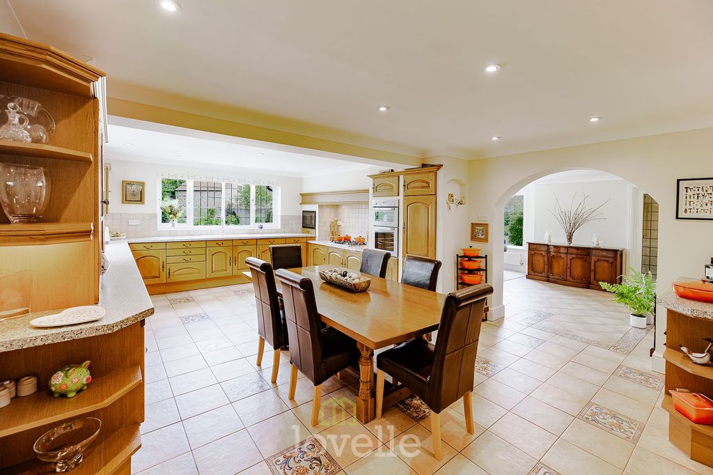 Property photo 3 of 43