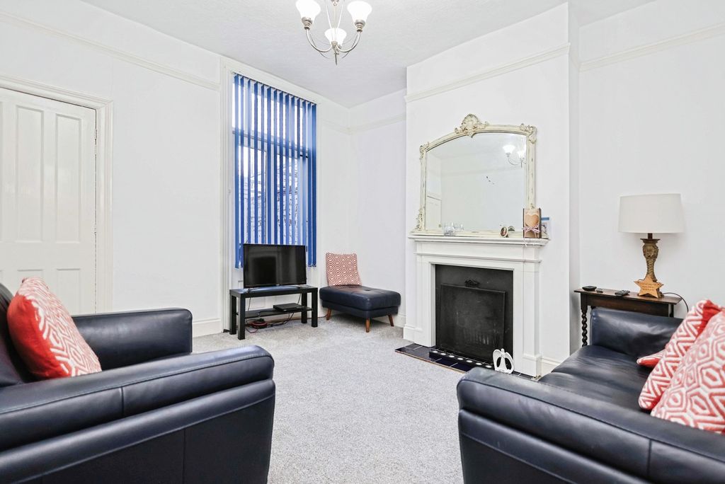 Property photo 2 of 17 Lounge