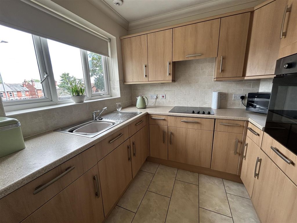 Property photo 3 of 12 Kitchen