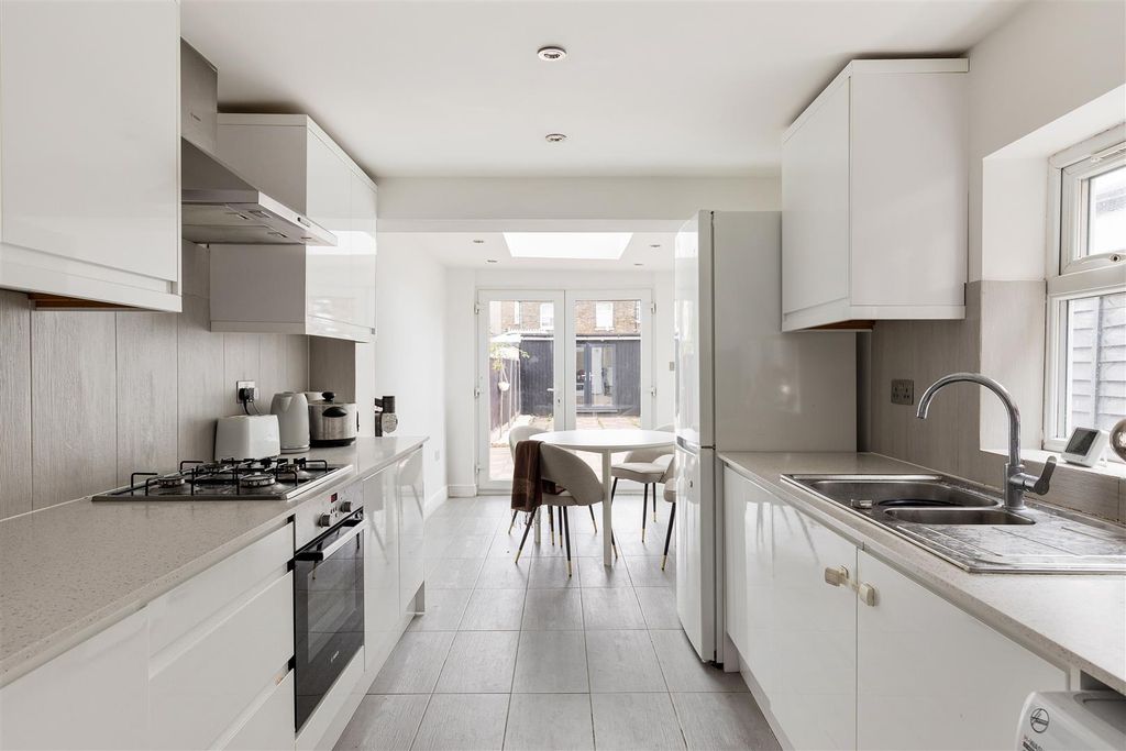 Property photo 3 of 32 Melford Road, E17