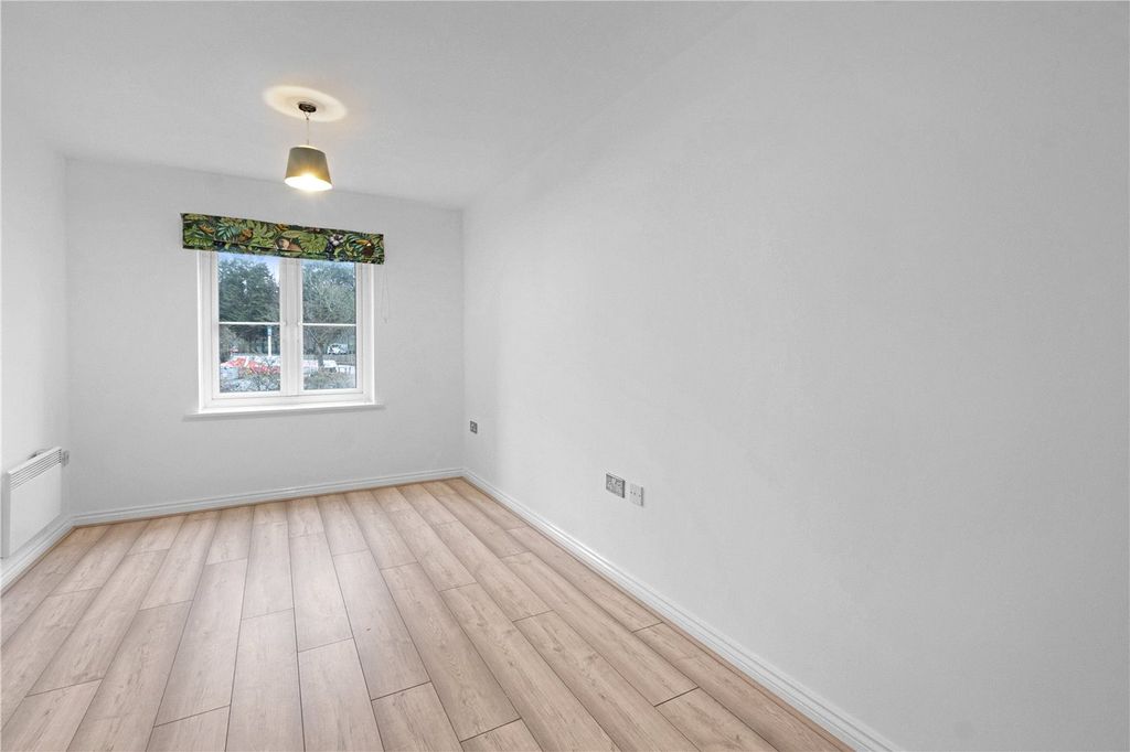 Property photo 2 of 6 Main Bedroom