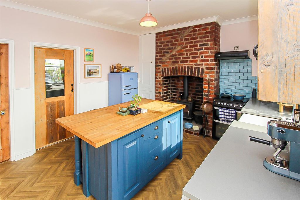 Property photo 3 of 11