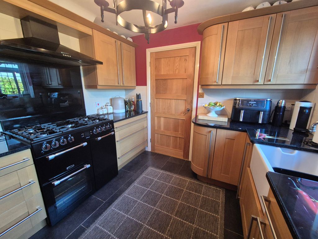 Property photo 3 of 18 Fitted Kitchen