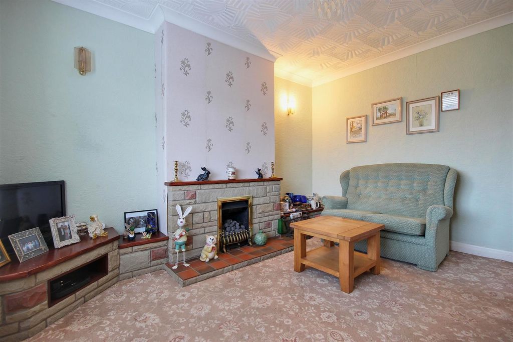 Property photo 3 of 14 Lounge