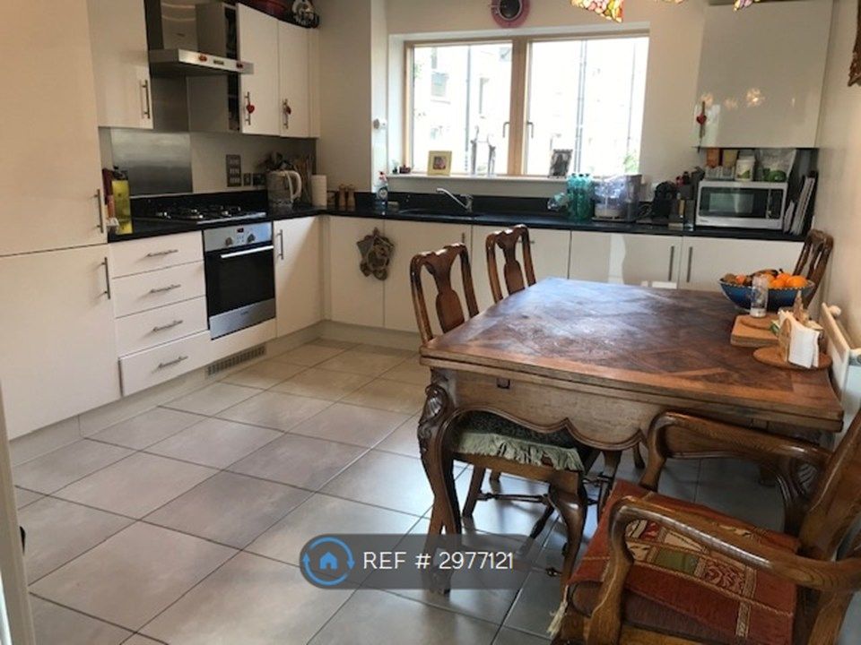 Property photo 3 of 14 Bright And Spacious Kitchen Diner
