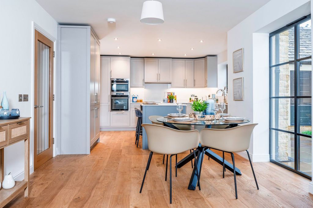 Property photo 2 of 44 Kitchen & Dining Area